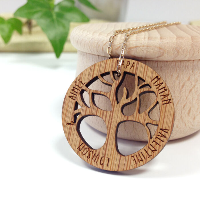 Pendentif personnalisé médaille gravée bois arbre de vie 35 mm - ambiance
