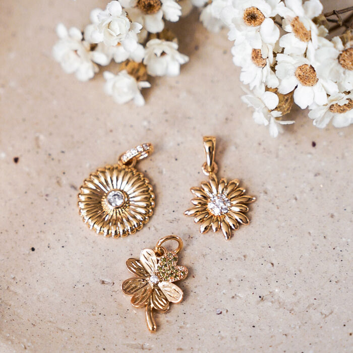 Pendentif marguerite scintillante plaqué or 14 mm - breloques marguerite - tournesol - trefle