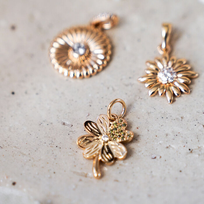 Pendentif trèfle scintillant plaqué or 15 mm - breloques tournesol marguerite trefle