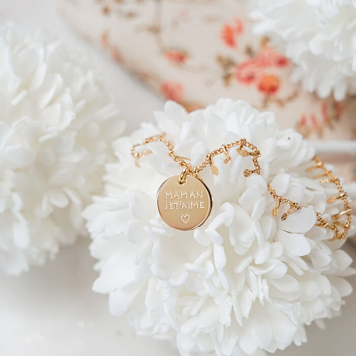 Collier chaîne pampilles personnalisé médaille gravée plaqué or 15 mm - ambiance