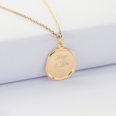 Pendentif personnalisé médaille cachet gravée plaqué or 17 mm - prénoms + pictogramme