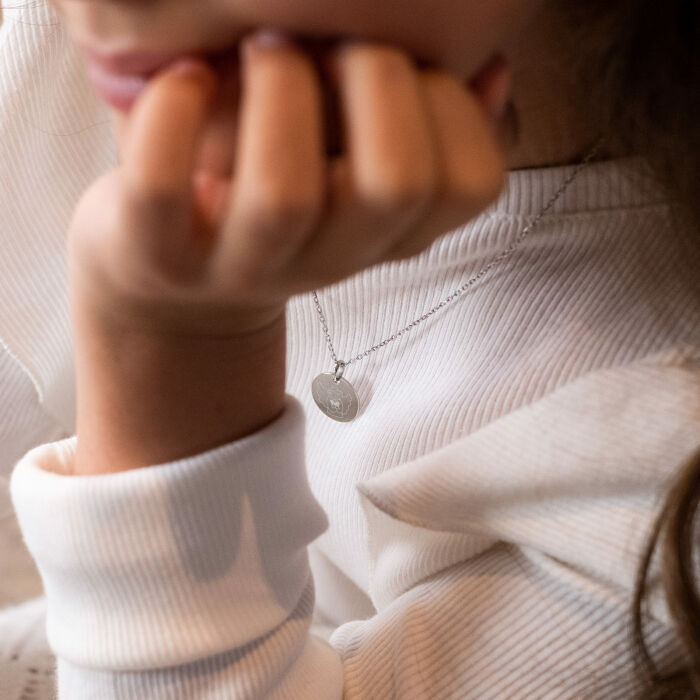 Pendentif enfant personnalisé médaille gravée argent  15 mm - HappyBulle x MyLovelyThing - ange calin porté