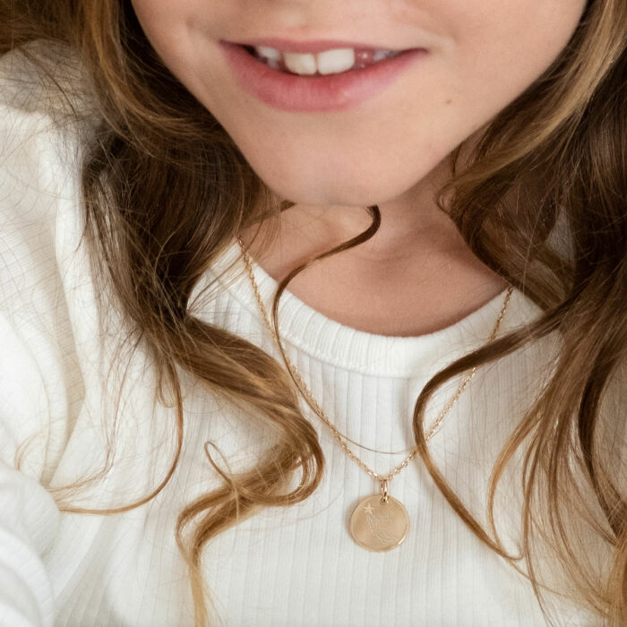 Pendentif enfant personnalisé médaille gravée plaqué or 15 mm - HappyBulle x MyLovelyThing - photo portée