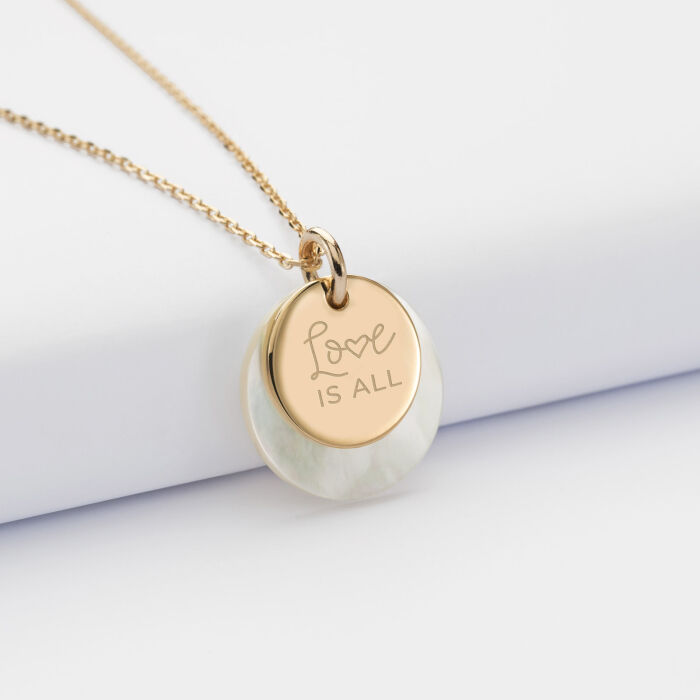 Pendentif personnalisé nacre et médaille gravée plaqué or 15 mm - illustration