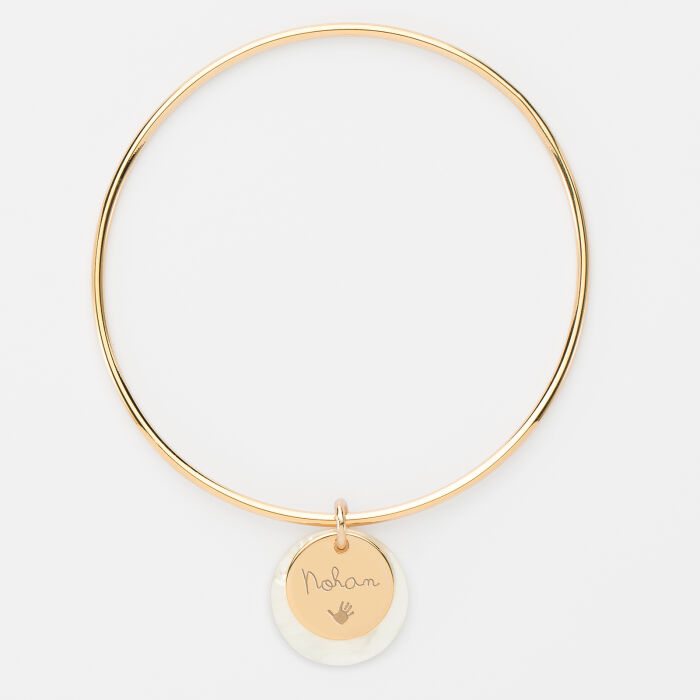 Bracelet personnalisé nacre jonc plaqué or et médaille gravée 15 mm - prénom