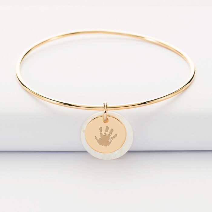 Bracelet personnalisé nacre jonc plaqué or et médaille gravée 15 mm - empreinte