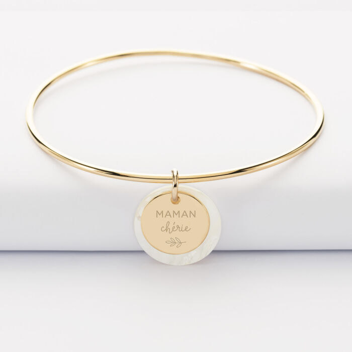 Bracelet personnalisé nacre jonc plaqué or et médaille gravée 15 mm - illustration