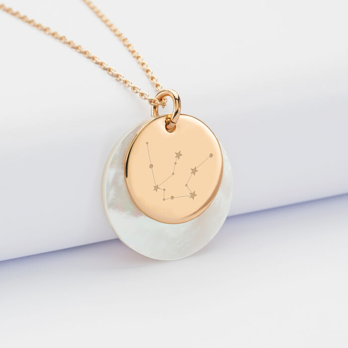 Pendentif personnalisé breloque nacre 25 mm et médaille gravée plaqué or 19 mm - illustration