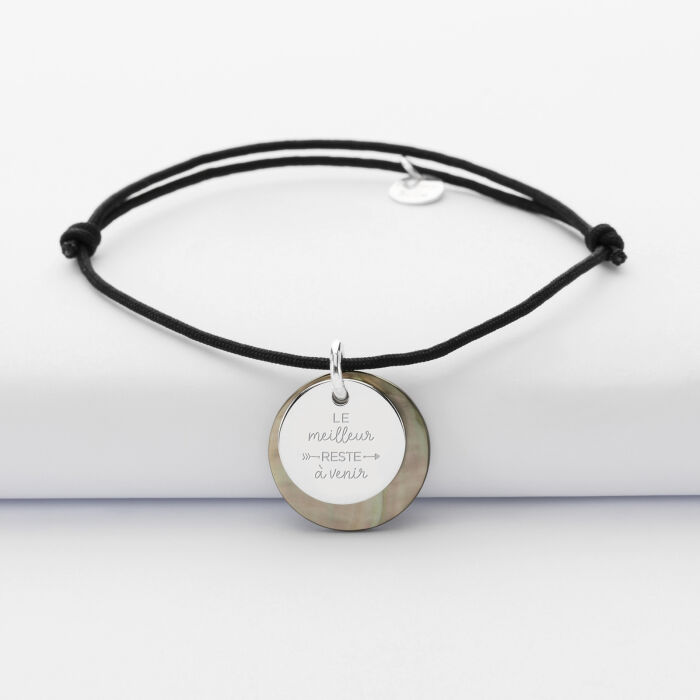 Bracelet personnalisé breloque nacre 19 mm et médaille gravée argent 15 mm - illustration