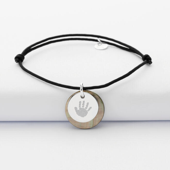 Bracelet personnalisé breloque nacre 19 mm et médaille gravée argent 15 mm - empreinte