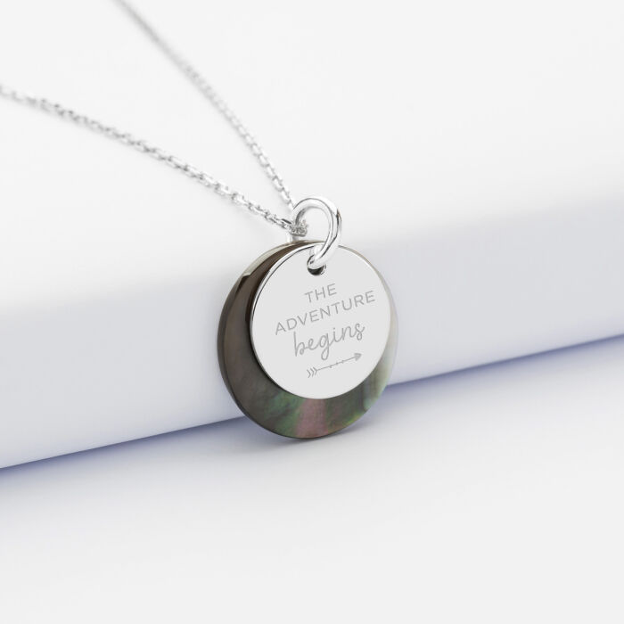 Pendentif personnalisé breloque nacre 19 mm et médaille gravée argent 15 mm - illustration