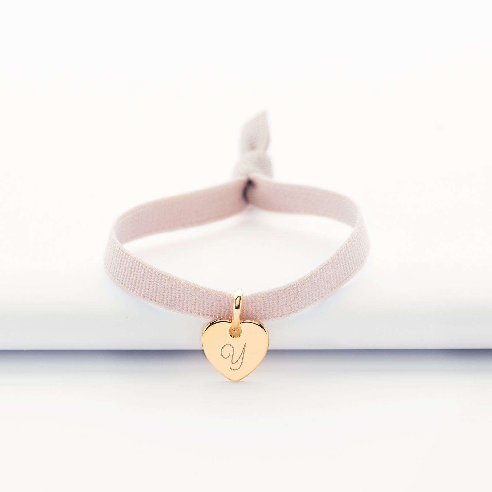 Bracelet enfant personnalisé cordon élastique médaille gravée plaqué or initiale coeur 10 mm (HappyBulle) - Couverture