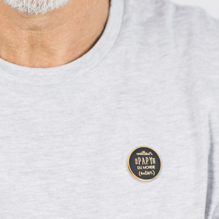 Pin's "Meilleur Papy du monde" - coloris aléatoire porté