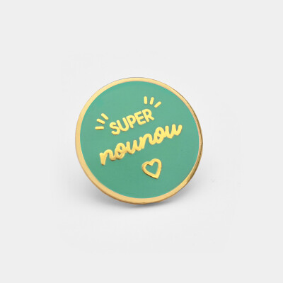 Pin's Super nounou  - coloris aléatoire - Pin's vert
