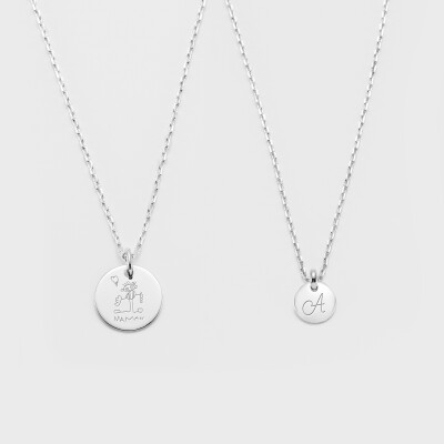 Duo de pendentifs personnalisés médailles gravées argent 15 mm et 10 mm - dessin + initiale Duo de pendentifs personnalisés médailles gravées argent 15 mm et 10 mm - dessin + initiale
