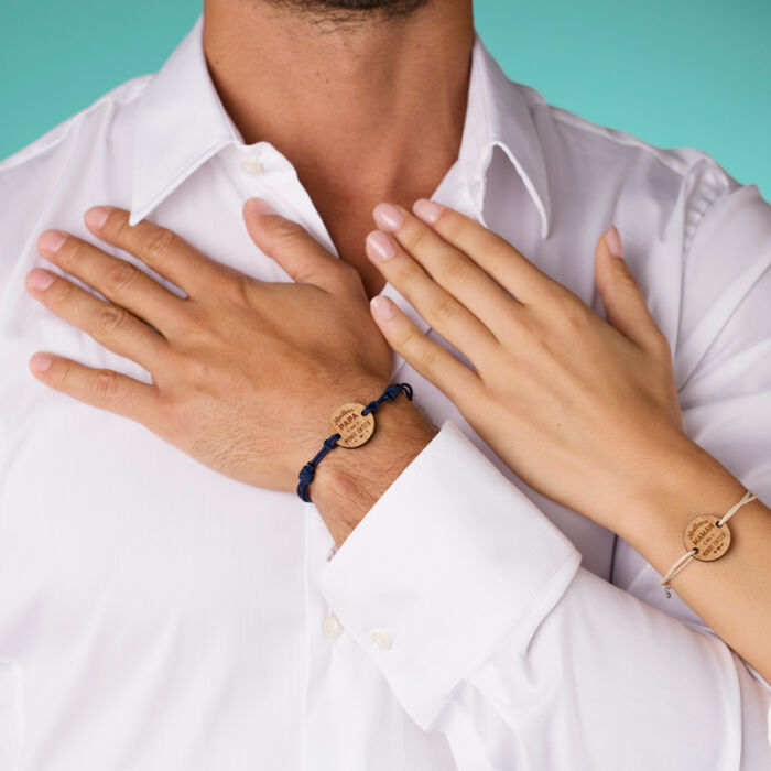 Duo de bracelets médailles gravées bois rondes 2 trous 21 mm Meilleurs Maman et Papa - homme et femme