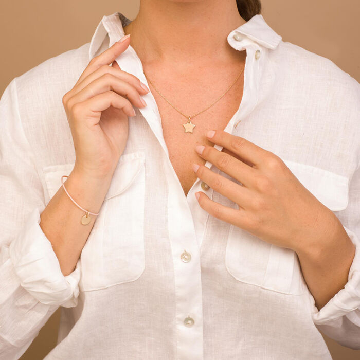 Bracelet personnalisé médaille gravée plaqué or 10 mm porté