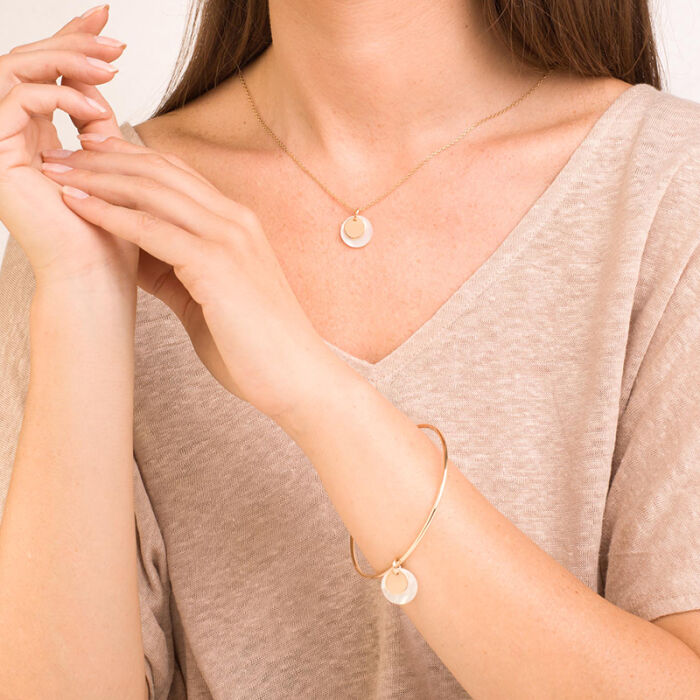 Bracelet personnalisé jonc plaqué or médaille gravée 10 mm et breloque nacre 15 mm porté