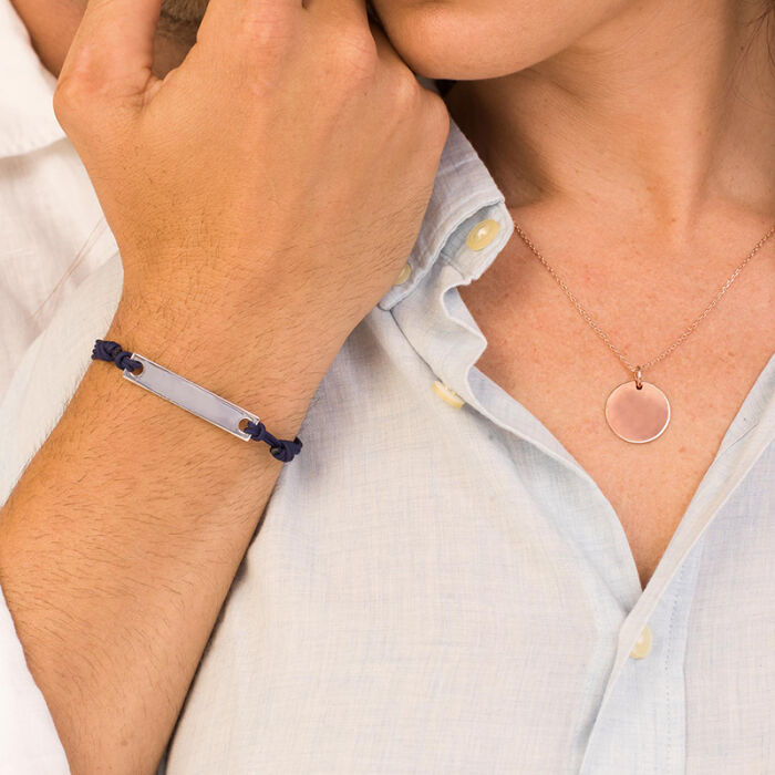 Pendentif personnalisé médaille gravée plaqué or rose 19 mm porté