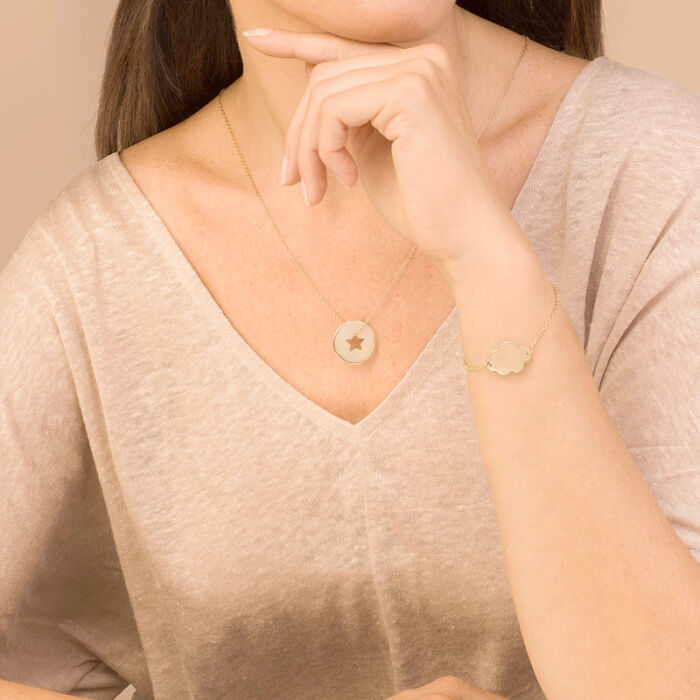 Pendentif personnalisé médaille gravée plaqué or cible étoile 21 mm porté