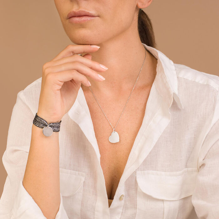 Coffret de bracelets personnalisés cordons élastiques interchangeables médaille gravée argent 15 mm porté