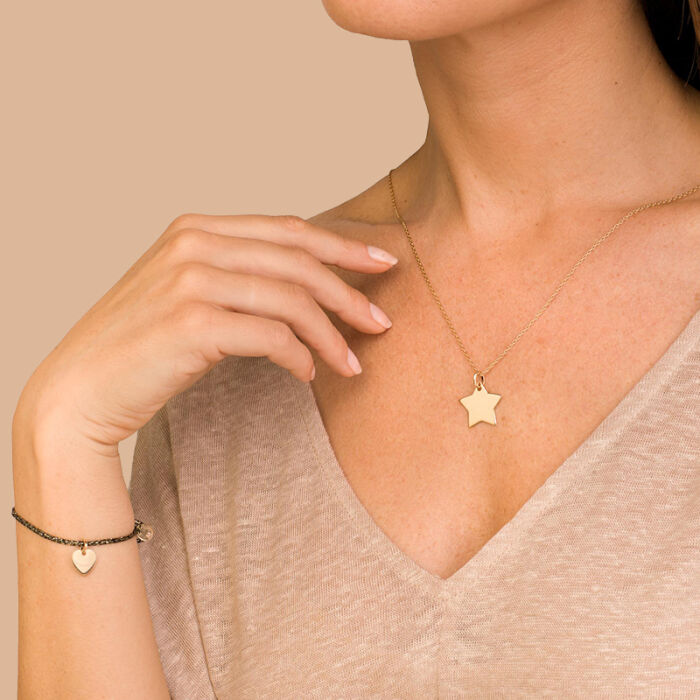 Pendentif personnalisé prénom médaille gravée plaqué or étoile 20x20 mm porté