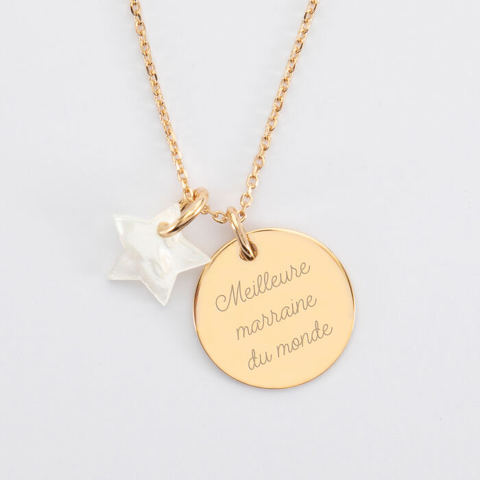 Pendentif médaille gravée plaqué or 19 mm et breloque nacre 10 mm