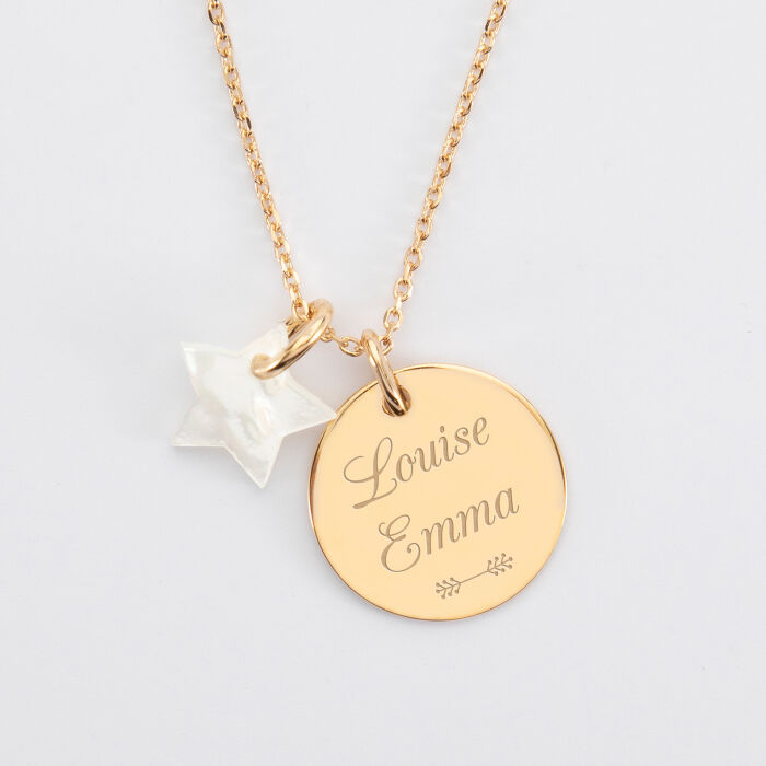 Pendentif médaille gravée plaqué or 19 mm et breloque nacre 10 mm