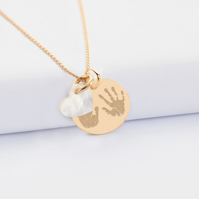 Pendentif personnalisé médaille gravée plaqué or 19 mm et breloque nacre 10 mm - empreinte
