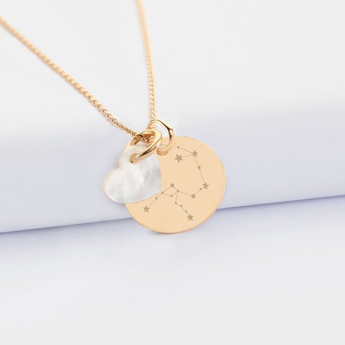 Pendentif médaille gravée plaqué or 19 mm et breloque nacre 10 mm