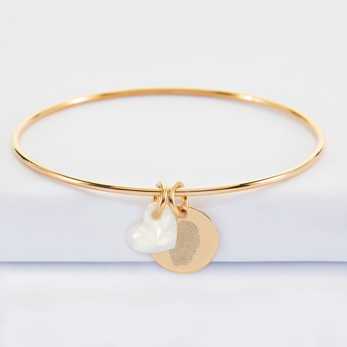 Bracelet personnalisé jonc plaqué or médaille gravée 15 mm et breloque nacre 10 mm - empreinte