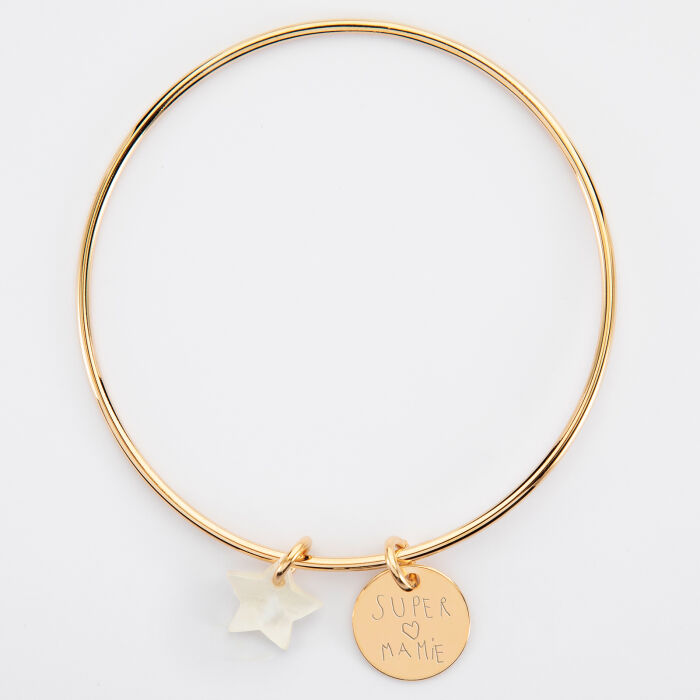 Bracelet personnalisé jonc plaqué or médaille gravée 15 mm et breloque nacre 10 mm - écrits