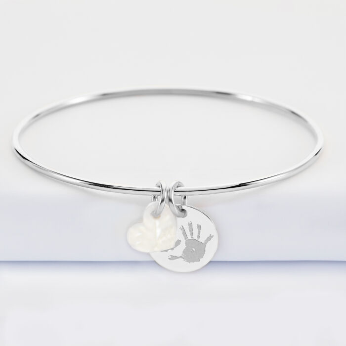 Bracelet personnalisé jonc argent médaille gravée 15 mm et breloque nacre 10 mm - empreinte