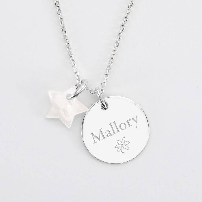 Pendentif médaille gravée plaqué or 19 mm et breloque nacre 10 mm