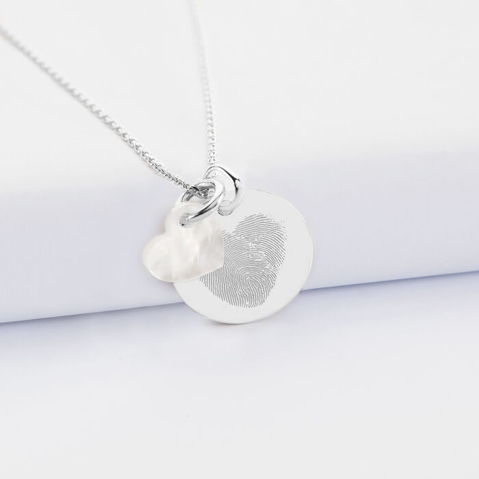 Pendentif médaille gravée plaqué or 19 mm et breloque nacre 10 mm