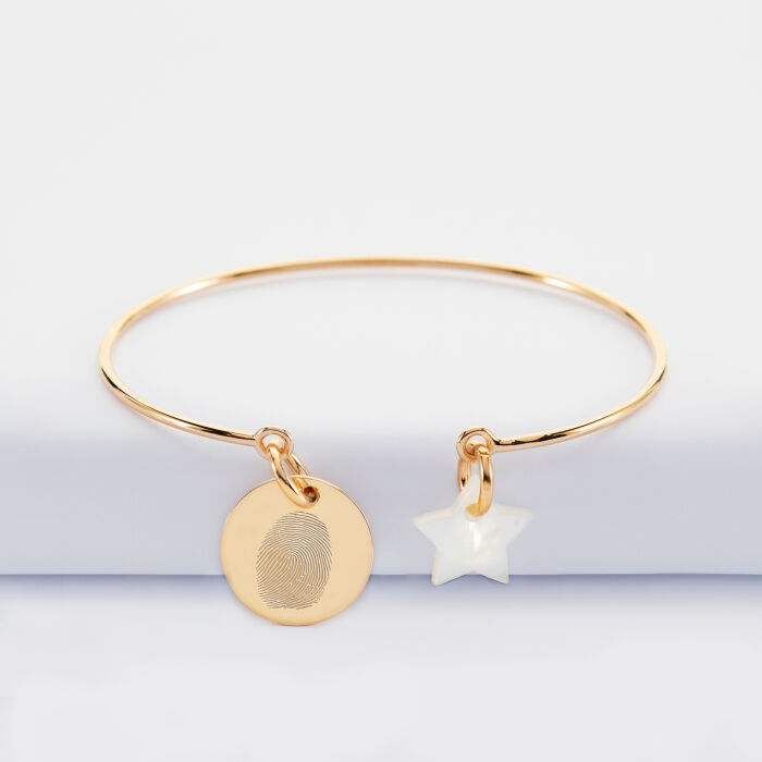 Bracelet personnalisé jonc plaqué or ouvert médaille gravée 15 mm et breloque nacre 10 mm - empreintes
