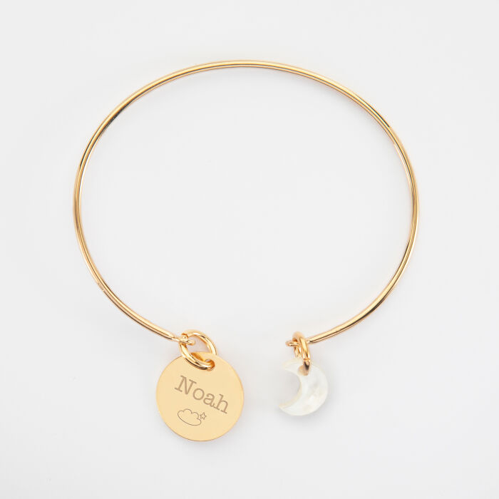 Bracelet personnalisé jonc plaqué or ouvert médaille gravée 15 mm et breloque nacre 10 mm - prénom