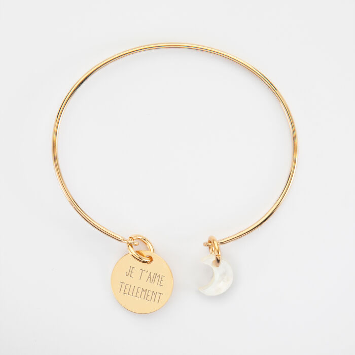Bracelet personnalisé jonc plaqué or ouvert médaille gravée 15 mm et breloque nacre 10 mm - texte