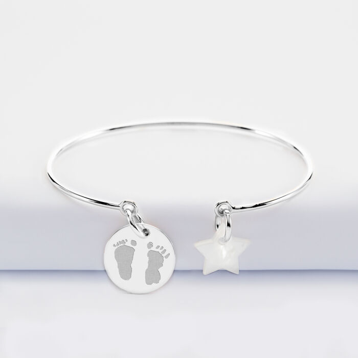 Bracelet personnalisé jonc argent ouvert médaille gravée 15 mm et breloque nacre 10 mm - empreintes