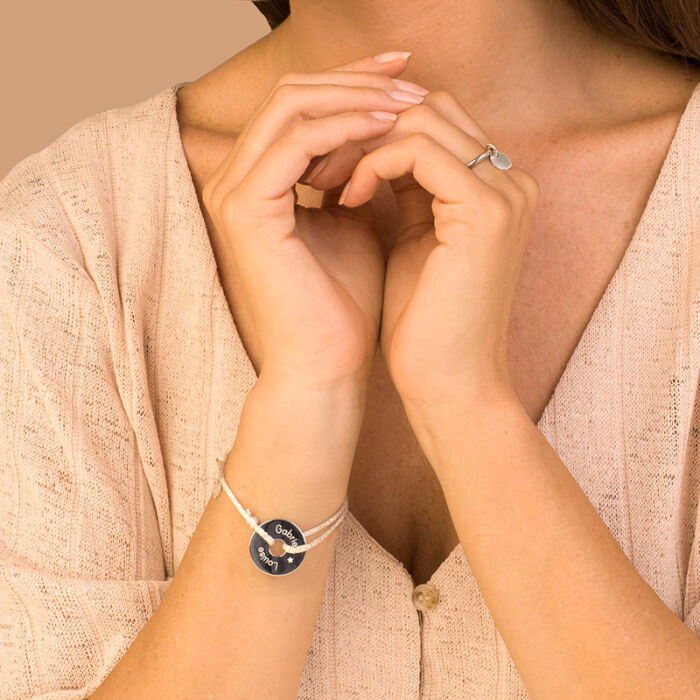 Bracelet personnalisé médaille gravée argent cible 20mm porté