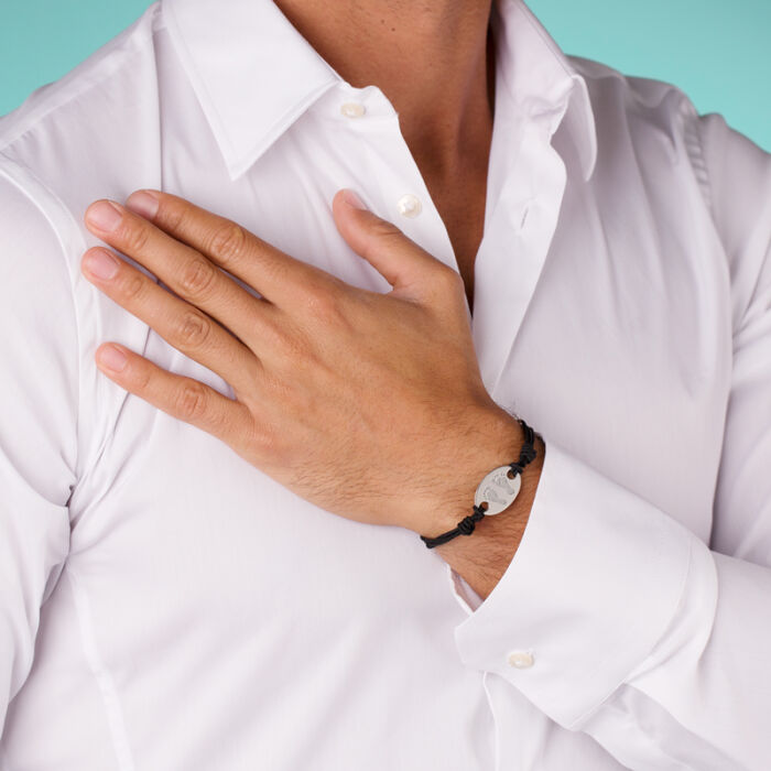 Bracelet homme personnalisé cordon doublé médaille gravée argent ovale 25x16 mm porté