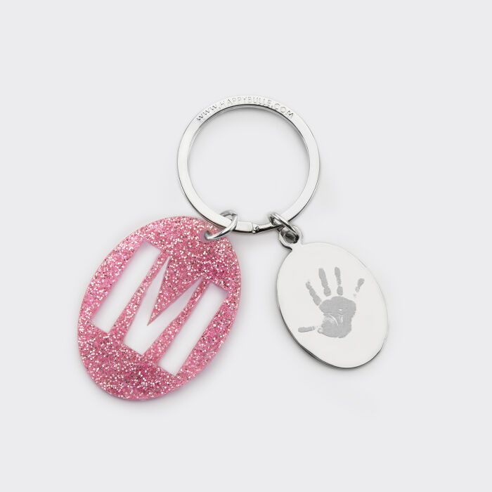 Porte-clés personnalisé médaille gravée ovale acier et breloque initiale acrylique pailleté rose empreinte