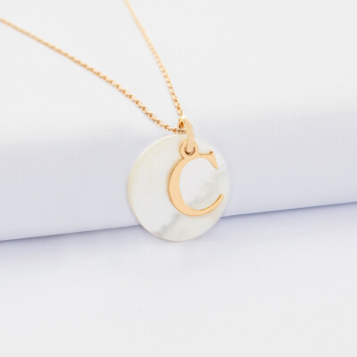 Pendentif personnalisé médaille plaqué or lettre initiale 14 mm et médaille nacre 19 mm message caché gravé 1