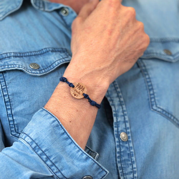 Bracelet médaille gravée bois ronde 21 mm - Edition spéciale "Papa Poule" porté