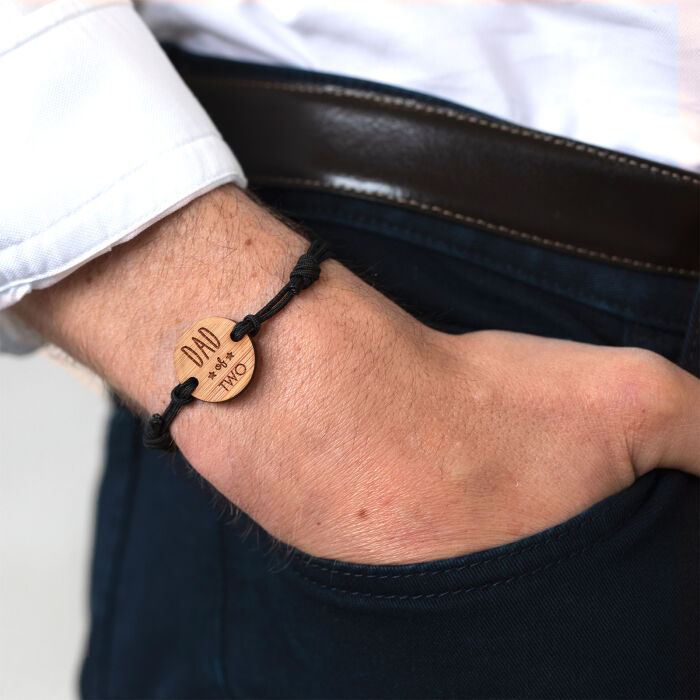 Bracelet homme médaille gravée bois ronde 21 mm - Edition spéciale "Best Dad ever" photo portée