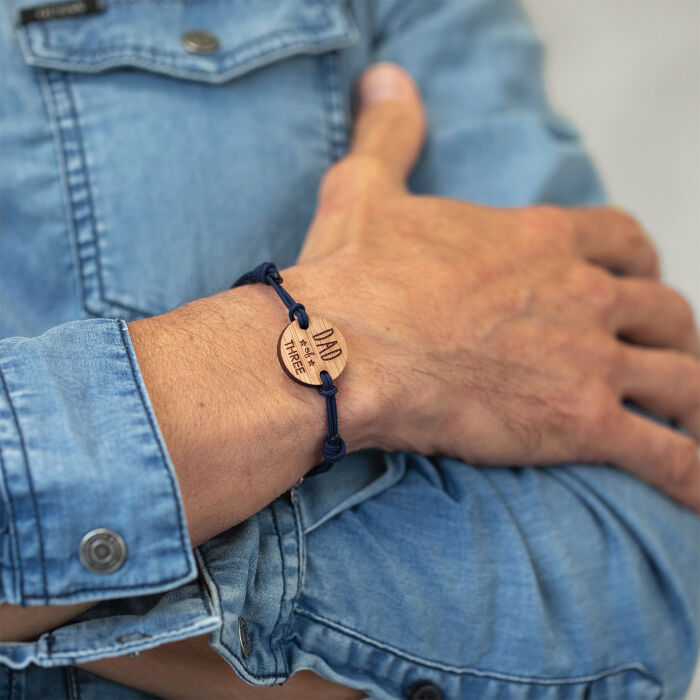 Bracelet homme médaille gravée bois ronde 21 mm - Edition spéciale "Dad of three" photo portée