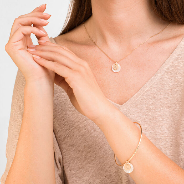 Pendentif personnalisé nacre et médaille gravée plaqué or 10 mm - porté