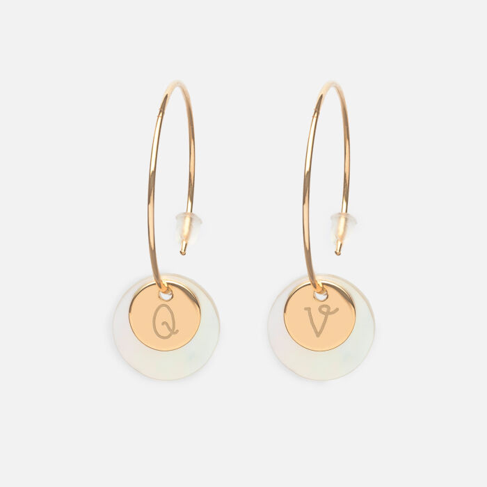 Boucles d'oreilles créoles personnalisées médailles gravées plaqué or initiale 10 mm et breloque nacre 15 mm QV