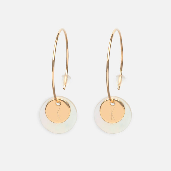 Boucles d'oreilles créoles personnalisées médailles gravées plaqué or initiale 10 mm et breloque nacre 15 mm K