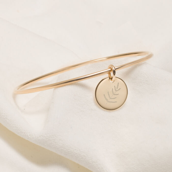 Bracelet personnalisé jonc plaqué or médaille gravée 19 mm - porté neutre